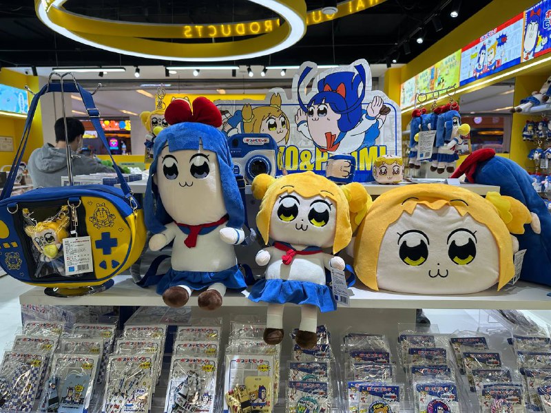 D3 下 小寨银泰城或许是西北最大的二次元聚集地了,挤满了人,跟男执事 coser 拍照的女生队伍都转了几圈了