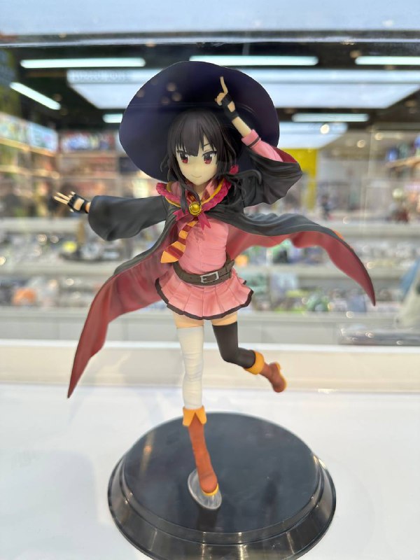 D3 下 小寨银泰城或许是西北最大的二次元聚集地了,挤满了人,跟男执事 coser 拍照的女生队伍都转了几圈了