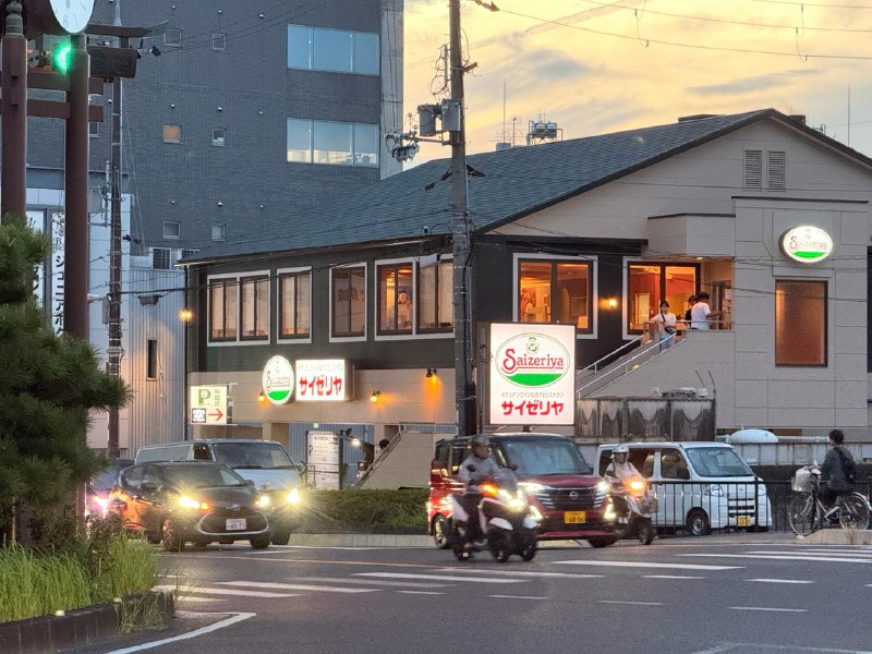 D4 宇治 - 抹茶 - 凤凰堂平等院 - 京吹巡礼这天来到宇治,总算是第一个稍微远离市区的地方了,非常安静,感觉能听到自己的心跳了