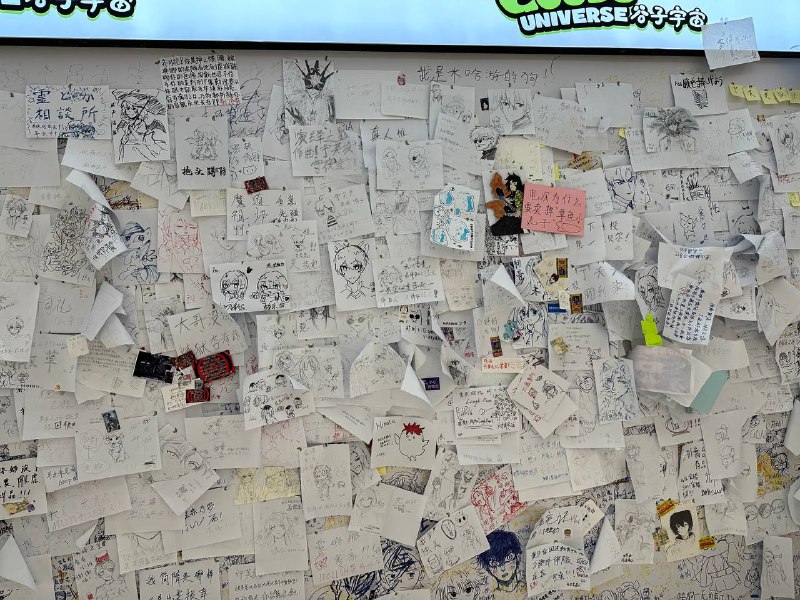 D3 下 小寨银泰城或许是西北最大的二次元聚集地了,挤满了人,跟男执事 coser 拍照的女生队伍都转了几圈了