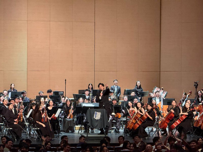 上半场只听过两首,不过八方旅人真的很不错,闭上眼睛就能感受到开场渔村的海风,以及形势急转直下,最后故事结束凯旋回归的场景了