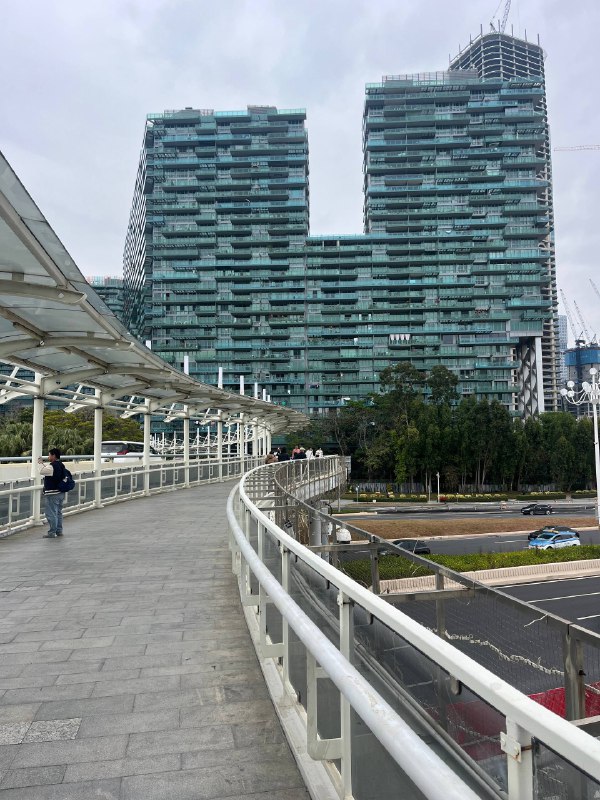 今天的面!拍合影所在的荔芳糖水铺很美味🤤午后在深圳湾公园散步,还看到了早起绿玻璃的居民楼,好酷!最后跑到了会展中心的BitCity吸收一下二次元气息,提升浓度(今天的面!拍合影所在的荔芳糖水铺很美味🤤午后在深圳湾公园散步,还看到了早起绿玻璃的居民楼,好酷!最后跑到了会展中心的BitCity吸收一下二次元气息,提升浓度(