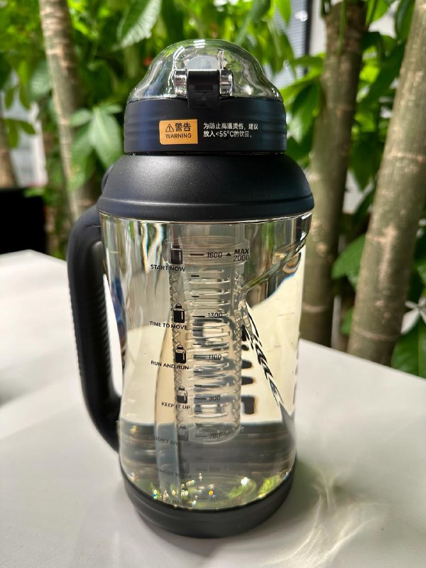 说起来,最近解决了我喝水焦虑的,是这个两升的大水瓶